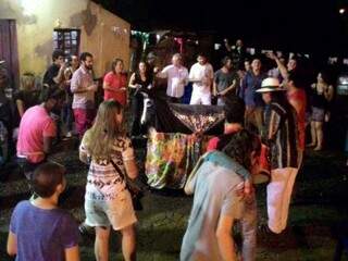Em Campo Grande foliões se reuniram para um prévia da festa no interior (Foto: Catia Santos)