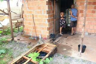Moradores tiveram que apagar incêndio em casa, dentro de uma favela, no Caiobá (Fernando Antunes)