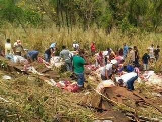 Já a segunda mostra diversas pessoas carneando os bois que morreram (Foto: Direto das Ruas)