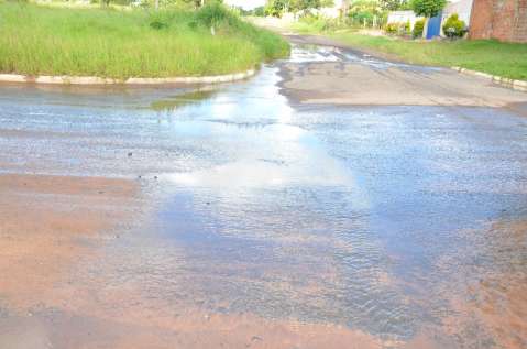 A cada chuva, rua vira um grande rio e causa transtornos aos moradores