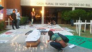 Manifestantes acenderam 300 velas e encenaram o velório de Semião. (Foto: Mariana Rodrigues)