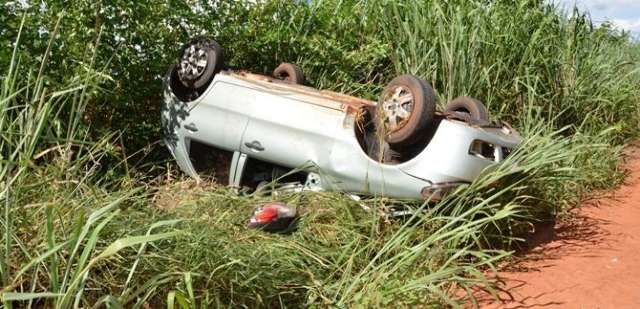 Carro capota, tr&ecirc;s ficam feridos e beb&ecirc; &eacute; arremessado para fora do ve&iacute;culo