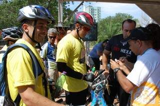 100 ciclistas participaram de gincana hoje na Capital (Foto: Simão Nogueira)