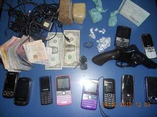 Dinheiro, celulares, armas e drogas foram encontrados com a quadrilha (Foto: Divulgação)