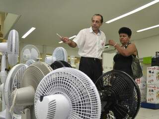 Com o ventilador de casa quebrado, dona Maria correu para a loja comprar outro (Fotos: Minamar Júnior)