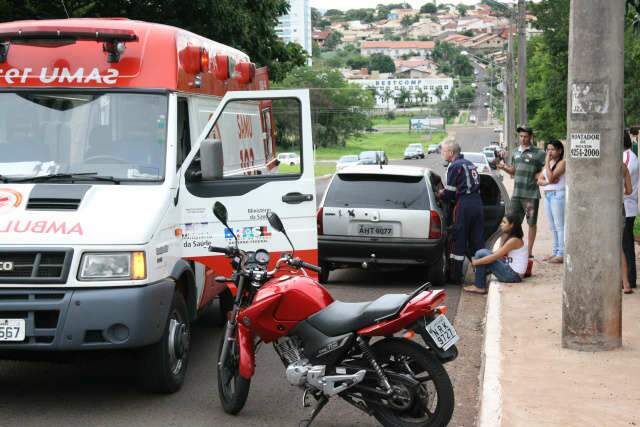  Casal em motocicleta fica ferido em colis&atilde;o com carro de passeio