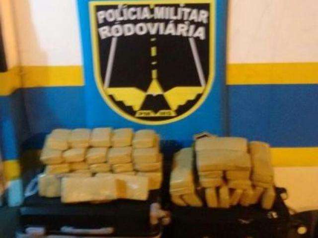 Dupla &eacute; presa na fronteira transportando maconha em bagagens de viagem