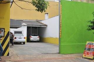 Loja de ração deu lugar a estacionamento à espera de público do novo prédio da Justiça. (Foto: Alcides Neto)