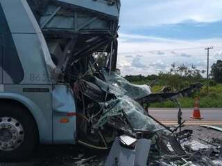 Cabine de ônibus destruída após acidente (Foto: Direto das Ruas)
