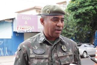 Tenente-coronel Ronaldo Matias Soares durante entrevista (Foto: André Bittar)