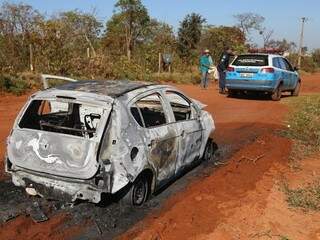 Veículo da vítima foi encontrado queimado próximo a Uniderp Agrárias (Foto: Fernando Antunes)