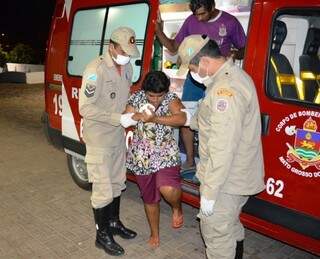 Rosilda Duarte do Pedro, foi golpeada na mãe, perna e costas. (Foto: Alisson Silva/ Edição de Notícias)