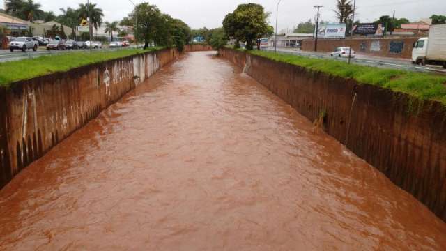 Chuva abre crateras e danifica estrutura de c&oacute;rregos na Capital