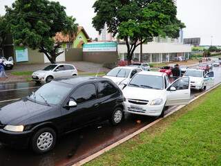 Engavetamento aconteceu no cruzamento da avenida Afonso Pena com a rua Alagoas. (Foto: Rodrigo Pazinato)