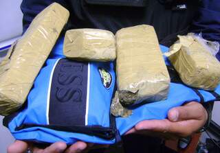 Mais de 2 kg de maconha foram encontrados em mochila. (Foto: Divulgação)