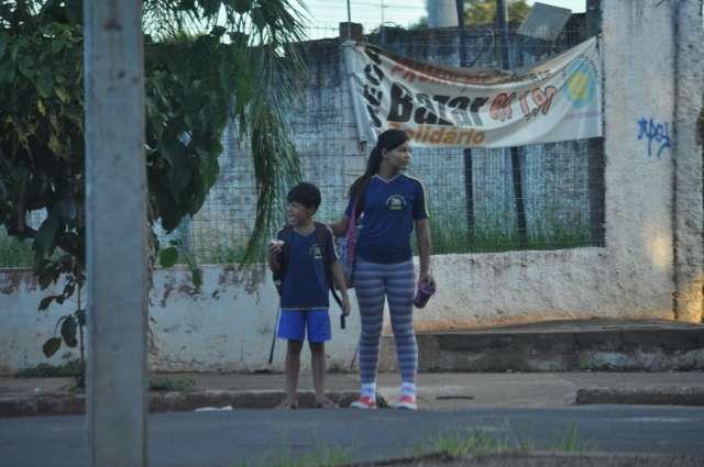 Travessia de alunos se tornou quase imposs&iacute;vel em avenida movimentada