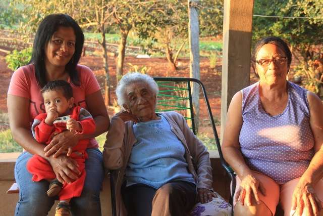 Ex-escrava, Alice nunca passou pela escola, mas aos 98 anos ensina como poucos
