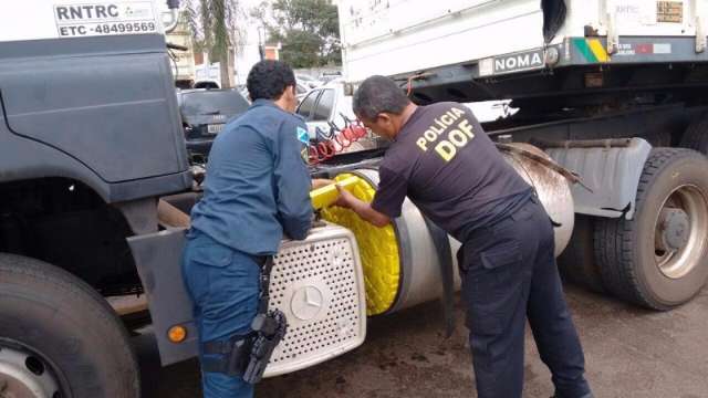 Pol&iacute;cia encontra quase meia tonelada de maconha em tanque de caminh&atilde;o