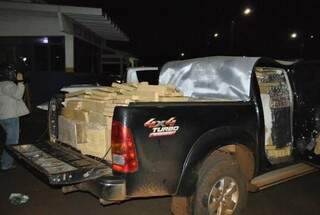 A droga foi localizada nas duas caminhonetes, que depois de pesada totalizou 3,6 toneladas. (Foto: Osvaldo Duarte)