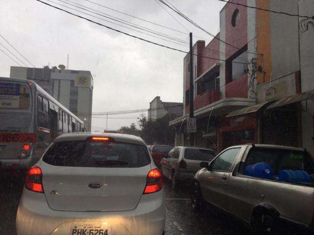 Chuva r&aacute;pida tumultua tr&acirc;nsito e derruba &aacute;rvores em Campo Grande