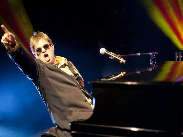 Elton John cover faz show em Campo Grande dia 11 de julho 