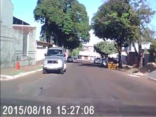 Leitor flagra carro circulando na contram&atilde;o, veja o v&iacute;deo