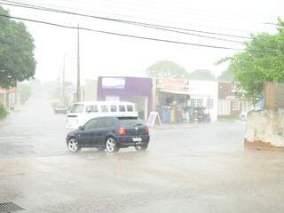 Chove forte em diversos pontos de Campo Grande nesta quinta-feira. (Foto: Rodrigo Pazinato)