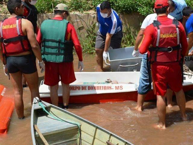 Pol&iacute;cia manda periciar barco que tombou com oito pessoas a bordo