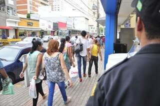 Consumidores se preocupam com a falta de policiamento na região, que conta somente com seguranças particulares (Foto: João Garrigó)