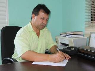 No escritório da funerária, no Guanandi, Pedro escreve a carta.