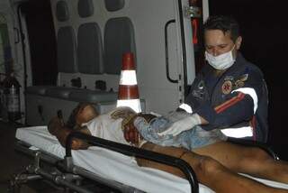 Vítima foi socorrida pelo Samu e encaminhada ao Hospital da Vida, em Dourados (Foto: Osvaldo Duarte)