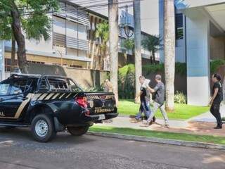 Agentes da Polícia Federal saindo do prédio da Fiems (Federação das Indústrias em Mato Grosso do Sul), nesta terça-feira. (Foto: Henrique Kawaminami)