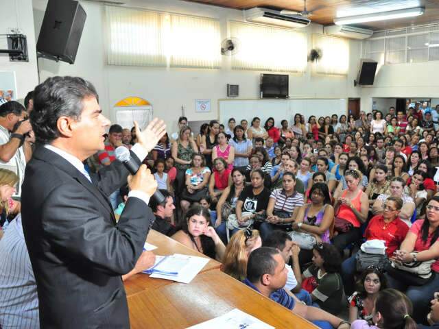  Prefeito &eacute; recebido por 400 professores e diz que s&aacute;bado pode apresentas nova proposta