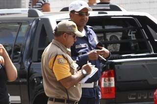 Agentes de trânsito durante fiscalização na tarde desta sexta-feira, no centro de Campo Grande. (Foto: Saul Schramm)