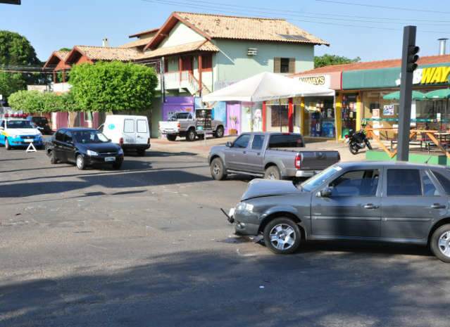  Passagem em sem&aacute;foro vermelho termina em acidente na avenida Mato Grosso