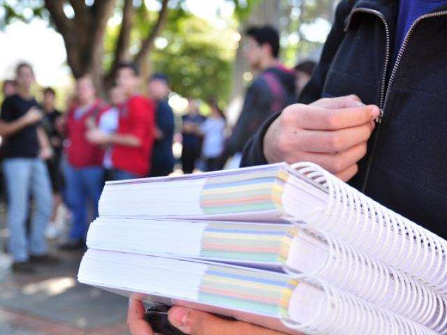 Ano letivo tem in&iacute;cio, mas alunos ter&atilde;o poucas aulas neste m&ecirc;s