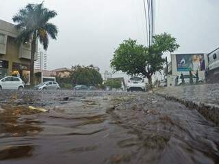 Chuva chegou forte em diversos pontos de Campo Grande e deve durar a quarta-feira inteira. (Foto: Marcos Ermínio)