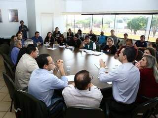 Reunião de secretários com servidores de Dourados, hoje de manhã (Foto: A. Frota)