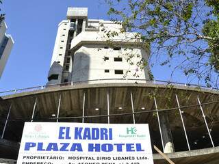 Na Afonso Pena, prédio que está parado há anos agora tem promessa de virar hotel. (Foto: Campo Grande)