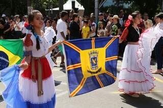 Colônias apresentam danças típicas e agitam público (Foto: Marcos Ermínio)
