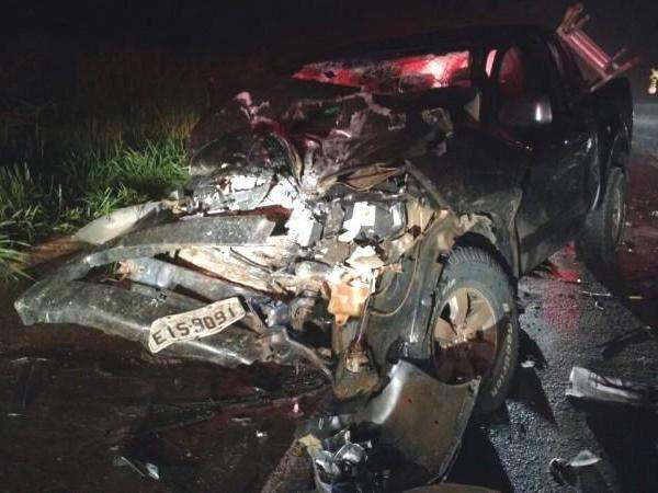 Trio com Hilux roubada tenta fugir da PRF e se envolve em acidente grave
