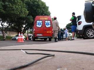 Fios ficaram caídos na calçada após o acidente. (Foto: Henrique Kawaminami)