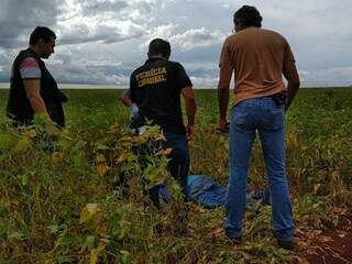 Corpo foi encontrado por volta de 15h de hoje na região oeste de Dourados (Foto: Adilson Domingos)