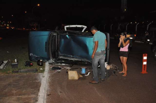 Carro colide com camionete, capota tr&ecirc;s vezes e n&atilde;o deixa feridos