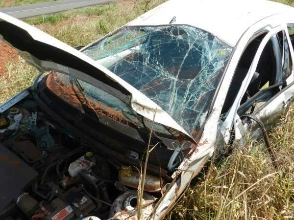 Casal sobrevive a grave acidente entre carro e carreta na BR-262