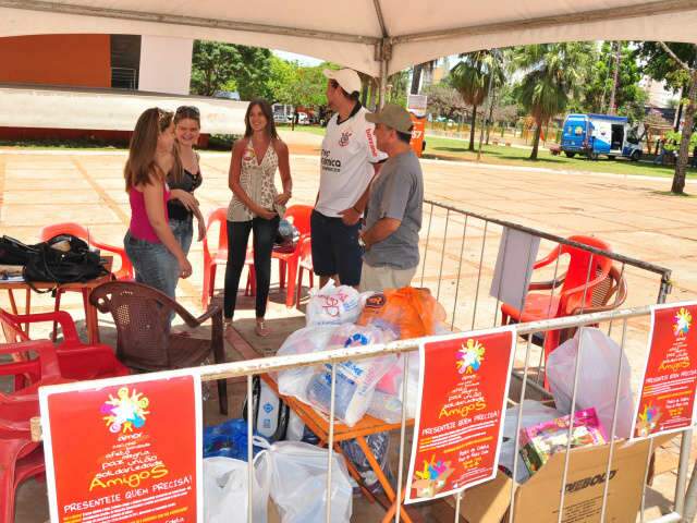 Campanha &ldquo;Amizade Solid&aacute;ria&rdquo; arrecada doa&ccedil;&otilde;es at&eacute; 18h na Pra&ccedil;a do R&aacute;dio