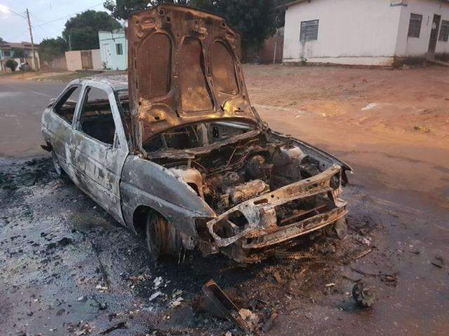 Condutor foge e abandona carro incendiando em cruzamento 