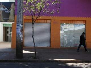 Loja fechada na área central de Campo Grande (Foto: Marcos Ermínio)