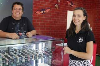 Reder e Gisele trouxeram a franquia para Campo Grande depois de se encantar com a magia da loja (Foto: Kimberly Teodoro)