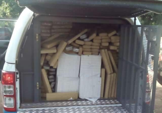 Camionete capotada em estrada tinha 1,5 tonelada de maconha